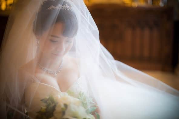 ベストブライダル公式さんのインスタグラム写真 - (ベストブライダル公式Instagram)「@bestbridal.jp 💒 ベストブライダルの花嫁さんは #ベストブライダル花嫁 #BB花嫁 にお写真を投稿してください♩ . . 会場名：#青山セントグレース大聖堂 @st_grace_aoyama_tgh . . 青山セントグレース大聖堂 にて #前撮り をされたお二人のご紹介です💖 . 歴史ある大聖堂の王道カットは一生の思い出に相応しい圧巻のお写真✨ . ふわりと風に舞うご新婦さまのヴェールが幻想的です❤️ . . また、ご新婦さまお一人のショットも #ドレス の柔らかさと優しい表情がマッチしていてとてもお綺麗です💒 . . 大聖堂の王道カットのみならず、お二人らしさをエッセンスとして加えたオリジナリティーあるお写真もとても素敵ですね💞 . . 皆様もぜひ参考にしてみてください💗 . . 前撮りではご要望に合わせてさまざまなお写真をお納めしてまいります。 . この他のお写真もとっても素敵なので、是非スワイプしてチェックしてみてくださいね✨ . . . ＼ウェディングフォト募集中❤️／ . 当アカウントでリグラムOKなベストブライダルの卒花嫁orプレ花嫁の皆様は、 #ベストブライダル花嫁 もしくは  #BB花嫁 のハッシュタグをつけて投稿をお願いします💕 . . ※BB花嫁に投稿があったお写真をリグラムする際は個別にご連絡は行っておりません🙇予めご了承ください＊* . . ＝＝＝＝＝＝＝＝＝＝＝＝ 💒ベストブライダルとは？ ＝＝＝＝＝＝＝＝＝＝＝＝ . ＊アートグレイス ＊セントグレース ＊アプローズスクエア ＊ストリングス ＊アフロディテ . など、全国（東京、横浜、浦安、千葉、仙台、名古屋、大阪、京都）でゲストハウスを運営し、多くのお客様の人生の節目となるウエディングを手がけています💕 . また、多くのお客様にお帰りいただけるレストラン、ホテルもご用意しています🍴 . . 💒【各会場のアカウントについて】 私たちの会場は @bestbridal.jp のフォロ一覧からご覧頂けます✨ . 💐【ブライダルフェアの予約について】 各会場のアカウントのプロフィールURL🔗にある会場HPからご予約いただけます✨ . . ＝＝＝＝＝＝＝＝＝＝＝＝ 💗たくさんの、LOVEを届けよう ＝＝＝＝＝＝＝＝＝＝＝＝ . #たくlove 私たちのブランドスローガンは「たくさんの、LOVEを届けよう」💕 . お客様との出会いは、一生における祝福の瞬間を祝う、始まりです。 . 私たちはお客様との出会いを大切に、おふたりの人生を祝福し続ける存在でありたいと考えています🕊 . ベストブライダルは、世の中で1番、たくさんのLOVEが届く瞬間をお祝いする企業を目指します♡ . . . #結婚式 #花嫁 #プレ花嫁 #卒花嫁 #結婚式準備 #ウェディング #ウエディング #ベストブライダル #日本中のプレ花嫁さんと繋がりたい  #婚約指輪 #婚約 #プロポーズ #結婚式場 #結婚式レポ #2019秋婚 #2019夏婚 #2020春婚 #ブライダルフェア #ウェディングフォト #プレ花嫁準備」7月17日 21時54分 - bestbridal.jp