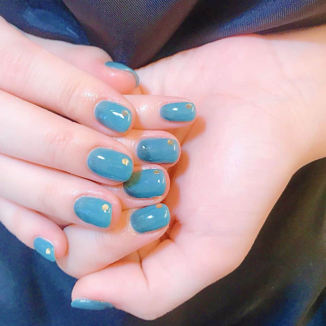 のインスタグラム：「グレーとグリーンの間 #nail #nails #nailart #ネイル #美甲 #ネイルアート  #clou #nagel #ongle #ongles #unghia #japanesenailart #manucure #네일 #젤네일 #네일아트 #네일리스트 #japanesenails #manicurist #gelnails #ワンカラーネイル #licaxxx」