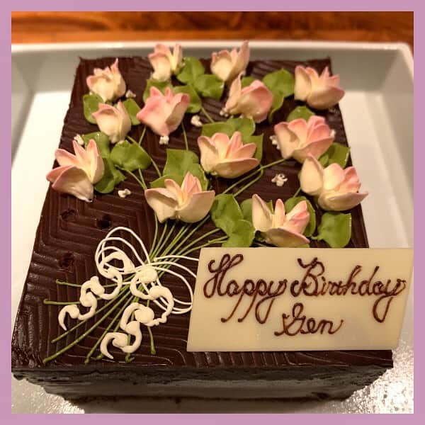 VOGUE GIRL JAPANさんのインスタグラム写真 - (VOGUE GIRL JAPANInstagram)「【本日のご褒美】フラワーギフトと一緒に、フラワーモチーフのバースデーケーキはいかが？🎂花束のデコレーションがのったチョコレートケーキ、サプライズ感たっぷりの見た目と味に感動でした💐 #本日のご褒美 #水曜日はお花の日 #flowerwednesday #todayslittlehappiness #VOGUEGIRLエディターのお気に入り #チョコレートケーキ #バースデーケーキ #フラワーケーキ」7月17日 21時57分 - voguegirljapan