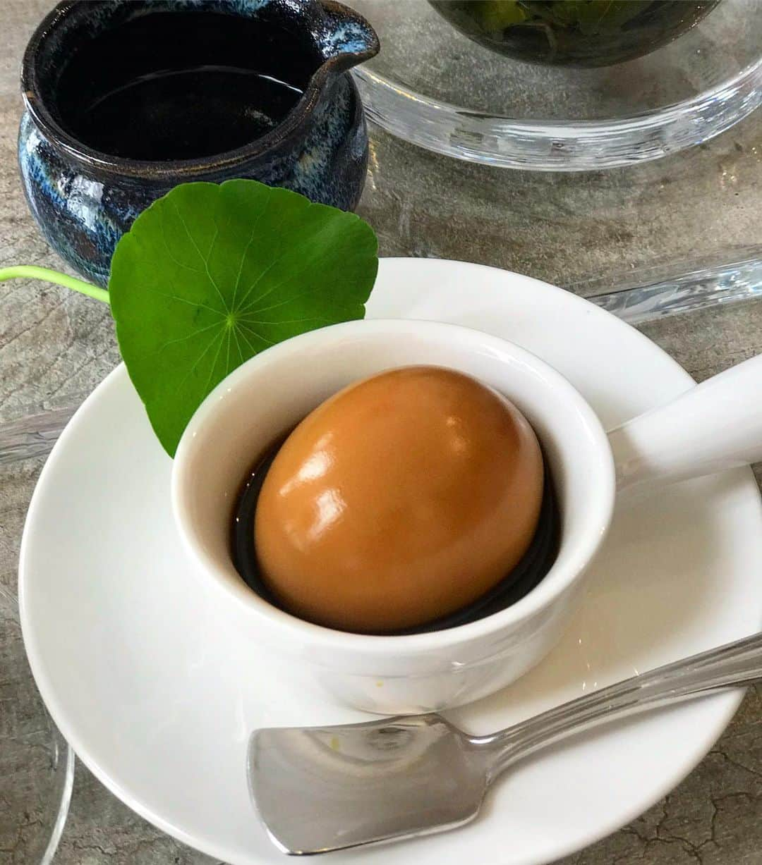 Li Tian の雑貨屋さんのインスタグラム写真 - (Li Tian の雑貨屋Instagram)「Life is like a tea egg....the more cracks u have, the more flavorful your life will be. But this has no crack line at all yet it’s still delicious and fragrant ❤️👅 unlike the usual dark soy sauce, the version here is lighter and cleaner with a subtle sweet caramelized aftertaste  This item is not available every time but you will be as lucky as me if you manage to score it on your visit 😝 • • • #sgeats #singapore #local #best #delicious #food #igsg #sgig #exploresingapore #eat #sgfoodies #gourmet #yummy #yum #sgfood #foodsg #burpple #exploresingapore #beautifulcuisines #bonappetit #instagood  #eatlocal #afternoon #egg #eggporn」7月17日 21時58分 - dairyandcream