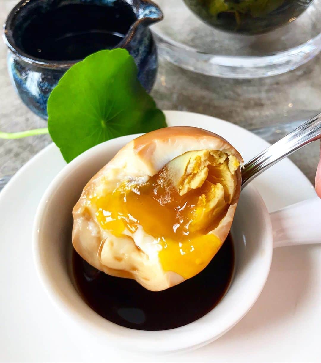 のインスタグラム：「Life is like a tea egg....the more cracks u have, the more flavorful your life will be. But this has no crack line at all yet it’s still delicious and fragrant ❤️👅 unlike the usual dark soy sauce, the version here is lighter and cleaner with a subtle sweet caramelized aftertaste  This item is not available every time but you will be as lucky as me if you manage to score it on your visit 😝 • • • #sgeats #singapore #local #best #delicious #food #igsg #sgig #exploresingapore #eat #sgfoodies #gourmet #yummy #yum #sgfood #foodsg #burpple #exploresingapore #beautifulcuisines #bonappetit #instagood  #eatlocal #afternoon #egg #eggporn」