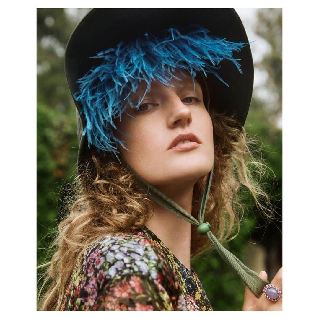 Olivia Maloneさんのインスタグラム写真 - (Olivia MaloneInstagram)「@agnesabma in the garden on film styled by @jaynepickering_stylist hair @ramsell makeup @karo_kangas nails @marisacarmichael production @margotfodor 🌿」7月17日 22時09分 - oliviamalone