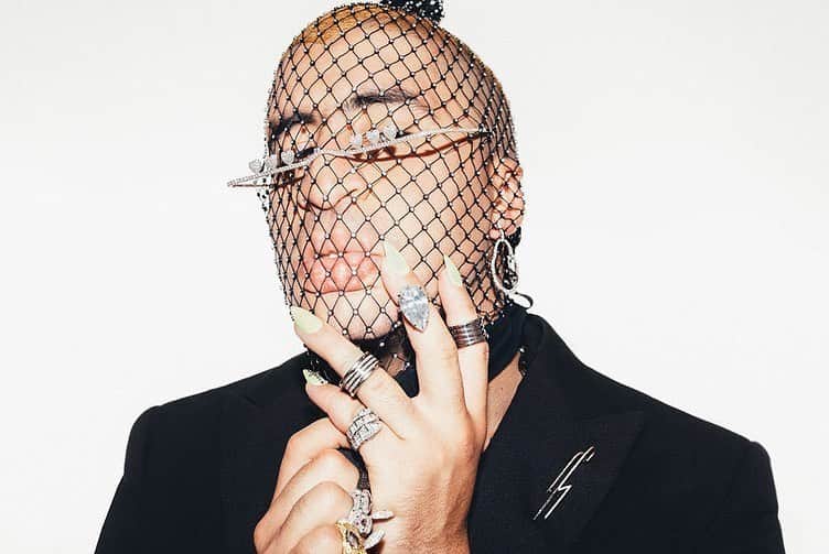 のインスタグラム：「@papermagazine featuring #piersatkinson diamanté net balaclava⁠⠀ ・・・⁠⠀ @badbunnypr just hits different. The Puerto Rican star is shaking up the sound and look of Latin trap music. #linkinbio ⁠⠀ Photographer: @robertjohnkley⁠⠀ Interview: @jhonijackson ⁠⠀ Groomer: @brisi_rubio⁠⠀ Stylist: @starburleigh⁠⠀ Location: @sonstudios⁠⠀ @piersatkinson via @theresidencyexperience」