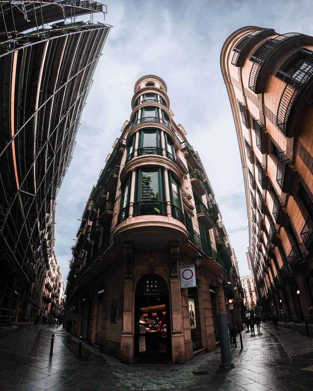 goproさんのインスタグラム写真 - (goproInstagram)「Photo of the Day: Balconies of Barcelona. 📷 by @lauurazanotti on #GoProHERO7 Black • • • @GoProES #GoProES #GoProTravel #TripOn #GoPro #Barcelona #Espana」7月17日 22時03分 - gopro