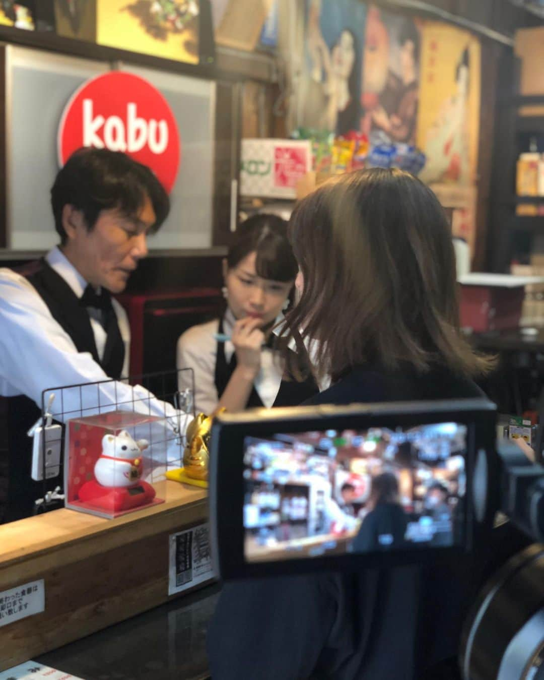 道岡桃子さんのインスタグラム写真 - (道岡桃子Instagram)「バーテンダーになりました🥃 . 転職した訳ではなく、証券会社さんの番組です⭐️ 酒場のセットと思いきや、本物の立ち飲み屋さんを貸し切って撮影しました。昭和レトロな空間でしょう？ . 豪華ゲストをお迎えし、ビールを飲みながらの楽しい相場談義が聴けましたよ〜。個別銘柄の選び方、伸びる会社の見極め方、最新の投資教育etc...とっても参考になります！23日オンエアなので、また告知しますね。 . #株式投資 #株式投資初心者 #マーケット #日経平均 #投資家 #投資 #株 #証券会社 #キャスター #バーテンダー #立ち飲み #お酒 #酒 #神田 #beer」7月17日 22時03分 - momoko_ana