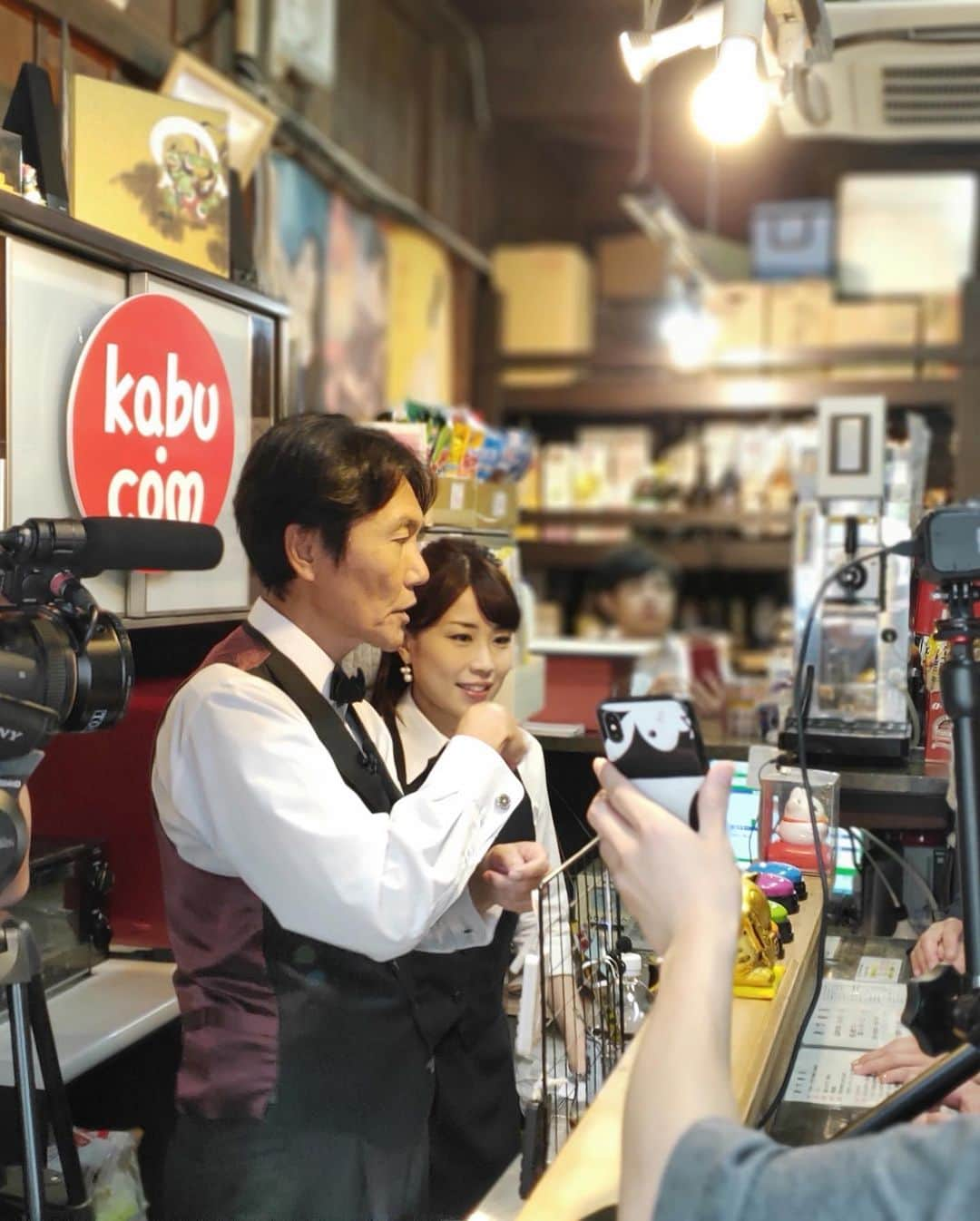 道岡桃子さんのインスタグラム写真 - (道岡桃子Instagram)「バーテンダーになりました🥃 . 転職した訳ではなく、証券会社さんの番組です⭐️ 酒場のセットと思いきや、本物の立ち飲み屋さんを貸し切って撮影しました。昭和レトロな空間でしょう？ . 豪華ゲストをお迎えし、ビールを飲みながらの楽しい相場談義が聴けましたよ〜。個別銘柄の選び方、伸びる会社の見極め方、最新の投資教育etc...とっても参考になります！23日オンエアなので、また告知しますね。 . #株式投資 #株式投資初心者 #マーケット #日経平均 #投資家 #投資 #株 #証券会社 #キャスター #バーテンダー #立ち飲み #お酒 #酒 #神田 #beer」7月17日 22時03分 - momoko_ana