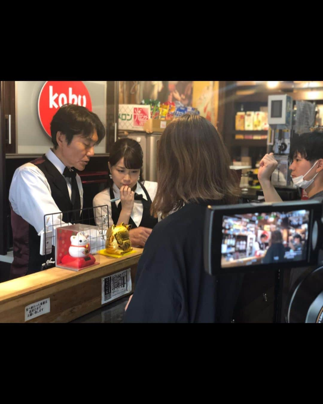 道岡桃子さんのインスタグラム写真 - (道岡桃子Instagram)「バーテンダーになりました🥃 . 転職した訳ではなく、証券会社さんの番組です⭐️ 酒場のセットと思いきや、本物の立ち飲み屋さんを貸し切って撮影しました。昭和レトロな空間でしょう？ . 豪華ゲストをお迎えし、ビールを飲みながらの楽しい相場談義が聴けましたよ〜。個別銘柄の選び方、伸びる会社の見極め方、最新の投資教育etc...とっても参考になります！23日オンエアなので、また告知しますね。 . #株式投資 #株式投資初心者 #マーケット #日経平均 #投資家 #投資 #株 #証券会社 #キャスター #バーテンダー #立ち飲み #お酒 #酒 #神田 #beer」7月17日 22時03分 - momoko_ana