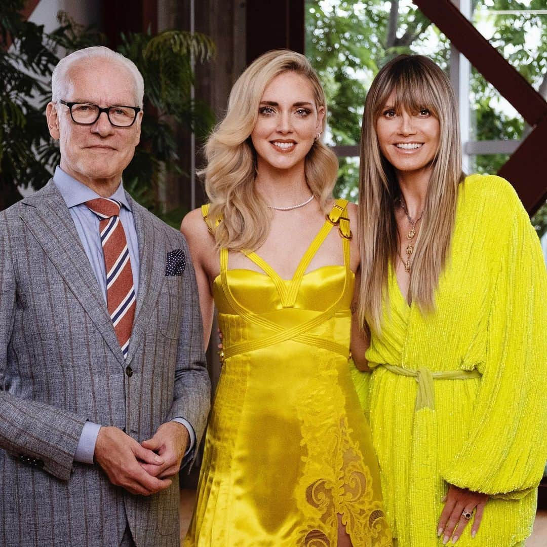 キアラ・フェラーニさんのインスタグラム写真 - (キアラ・フェラーニInstagram)「So honored to be one of the judges of #MakingTheCut by @amazonprimevideo hosted by @heidiklum and @timgunn.  I can’t wait for 2020 for you to watch this fashion competition where I’m finding the best new designer alongside @carineroitfeld, @josephaltuzarra, @naomi and @nicolerichie as fellow judges 😍  This is the show we’re filming right now in Tokyo and I’m so happy to be working in my first American show and in such an important role. #MakingTheCut will be available everywhere in the world on @amazonprimevideo in the Spring 2020 💘」7月17日 22時04分 - chiaraferragni