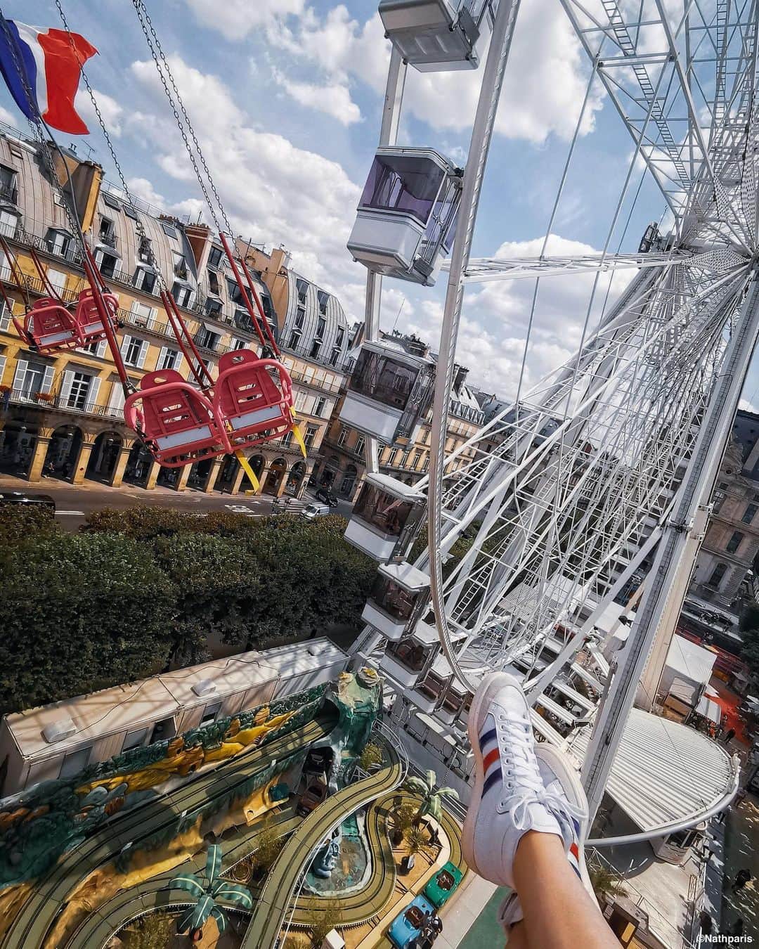 nathparisのインスタグラム：「Up in the air! #paris」