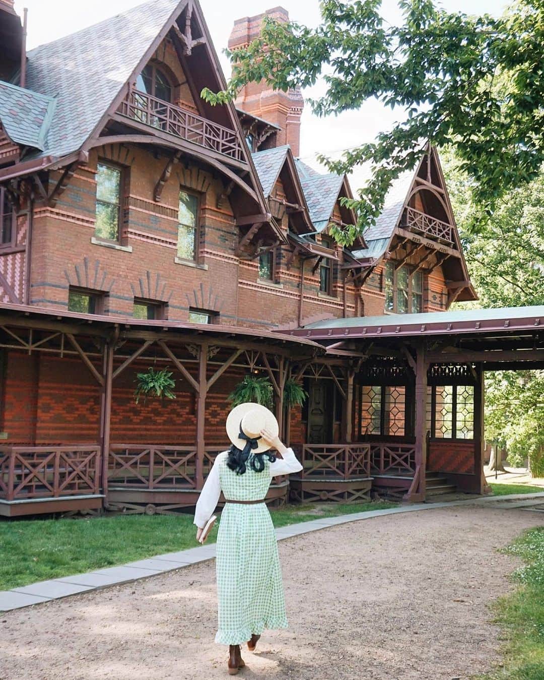 AIR CANADAさんのインスタグラム写真 - (AIR CANADAInstagram)「❤️ history? Hartford, Connecticut is one of America's oldest cities and home to the Atheneum Museum, Mark Twain's house and more. Best of all, you don't need a time machine to get there! Fly non-stop from Montreal and Toronto to Hartford year-round. (📸: @itsacharminglife) . . Vous ❤️ l’histoire? Hartford, Connecticut, l’une des plus vieilles villes des É.-U., abrite le musée Atheneum, la maison de Mark Twain, et plus. Pour s’y rendre, pas besoin d’une machine à voyager dans le temps! Nous y offrons des vols directs de Montréal et de Toronto à l’année.」7月17日 22時07分 - aircanada