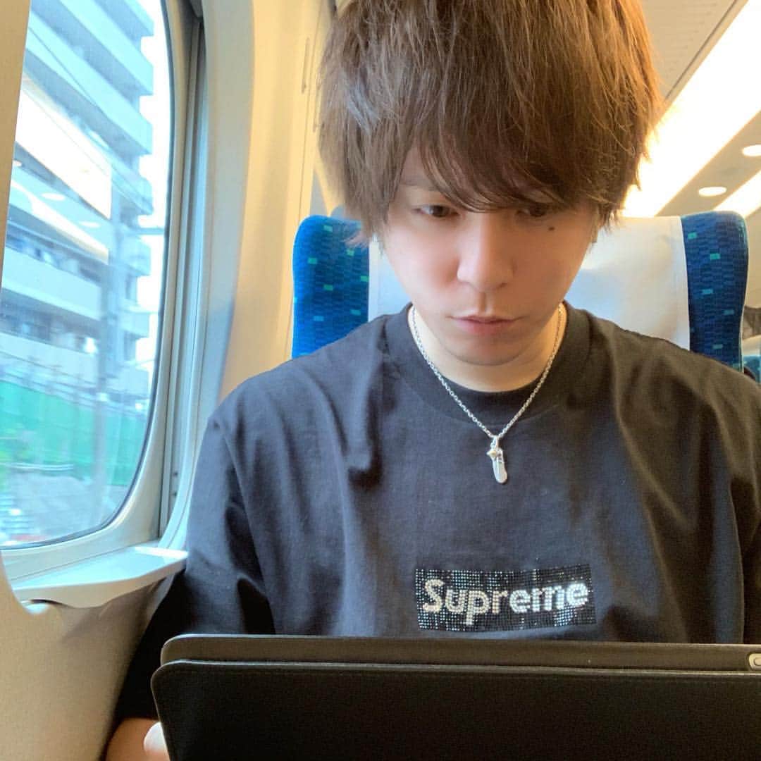 松村淳平のインスタグラム：「最近は出張で日本中行ってます！ 新幹線の中でも仕事してます！ と見せかけてNetflixでストレンジャーシングス見てます笑 . #supreme #supremenyc #supremeny #supremejapan #supremetokyo #ootd #fashion #mensfashion #メンズファッション #メンズコーデ #palmangels #vetements #balenciaga #シュプリーム #シュプリーム男子 #offwhite」