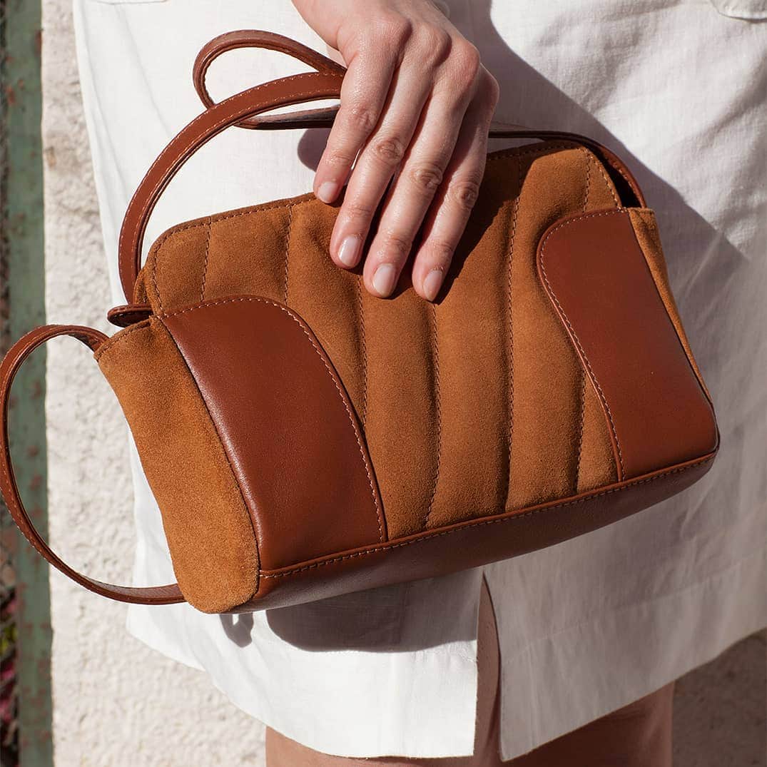 ベンシモンのインスタグラム：「Le sac, l'accessoire de l'été dont on ne peut pas se passer ❤️ 🇬🇧 The bag, the detail which change everything ❤️ #bensimon #summer #colors」