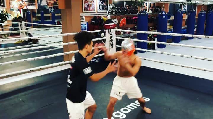 のインスタグラム：「久々にマスクマン神龍選手がteppenジムに来てくれました！ アフロが勝負に挑んでぼろ負けしていました笑 #teppenジム #プロレス #マスクマン神龍 #フライングクロスチョップ #ドロップキック」