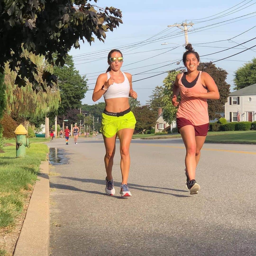 マリッサ・キャステリのインスタグラム：「Sweating with friends at the lululemon run! . . . . . . *#lululemon #rhodeisland #runrhodeisland #lululemonrunclub #halfmarathontraining #runningmotivation #gardencity」