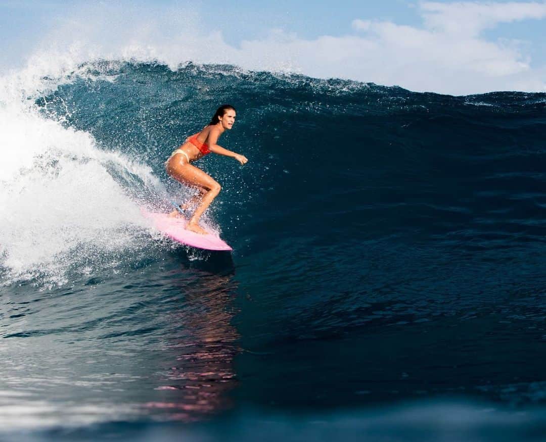 Vogue Parisさんのインスタグラム写真 - (Vogue ParisInstagram)「Real-life little mermaid @VictoriaVergara is a queen of the sea. At just 25 years old, she is already a longboard champion, a purist of the sport preferring the old style of surfing "like they used to 50 years ago in Malibu" without a leash, and describing it as "dancing on the sea". Read our full interview with the surfer today on Vogue.fr Photos by @tahneinei  #Surfer #Surfing」7月17日 22時26分 - voguefrance