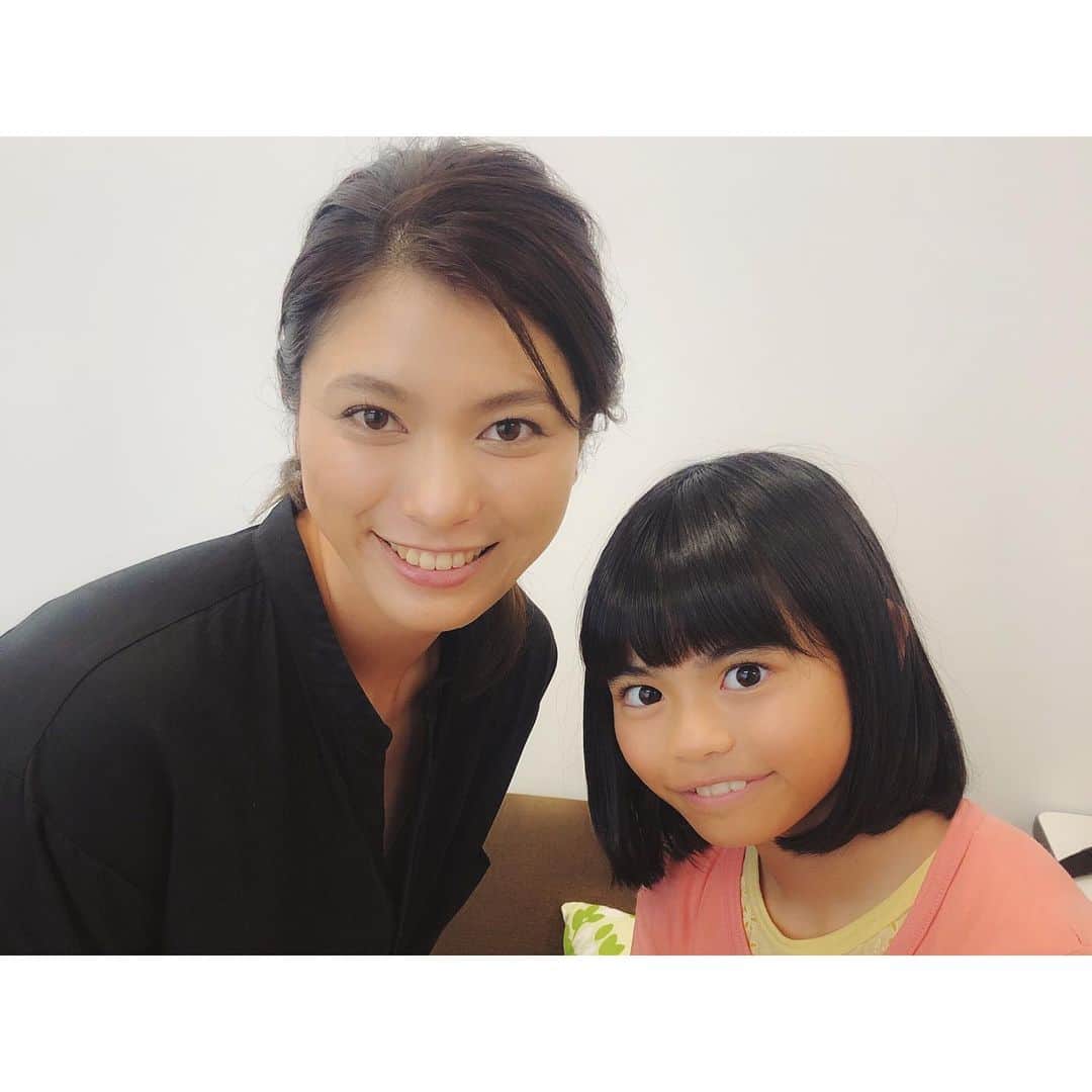 金城優華のインスタグラム：「昨日のCM撮影﻿ ﻿ 10歳の娘ちゃん役。﻿ 可愛いだけじゃなくて﻿ 度胸あって一生懸命。﻿ ﻿ おばちゃん見習うトコ多かったな~。﻿ ﻿ ﻿ 私とパパ役2人同じ歳。﻿ 10歳と6歳の子がいてもおかしくない歳なのね~!!﻿ ﻿ ﻿ 大人になりきれてないと思ってても﻿ 歳は重ねてるんだね。﻿ メイクさんとそんな事しみじみ話してました。笑﻿ ﻿ ﻿ 8月より沖縄限定でCM放映予定!!﻿ ﻿ 放映したらまた改めて!!﻿ ﻿ ﻿ ﻿ #金城優華﻿ #沖縄﻿ #ママ」