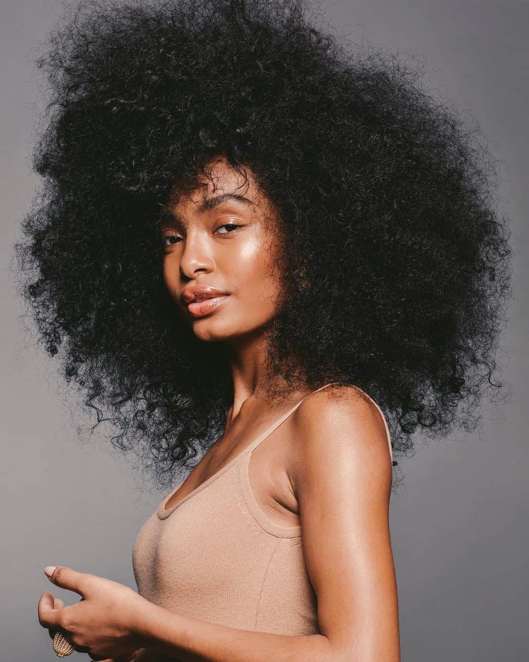 Harper's BAZAARさんのインスタグラム写真 - (Harper's BAZAARInstagram)「Whip-smart, stylish and glowing from within, actress @yarashahidi, poses unretouched for our August 2019 issue and shares what real beauty means to her. Tap the link in bio to read her interview.  Photography by @adrienneraquel  Styling by @cassieanderson212  Beauty editor @jessicamatlin  Makeup artist @emilychengmakeup  Hair by @naivashaintl  Manicure by @shesgraciej」7月17日 22時23分 - harpersbazaarus
