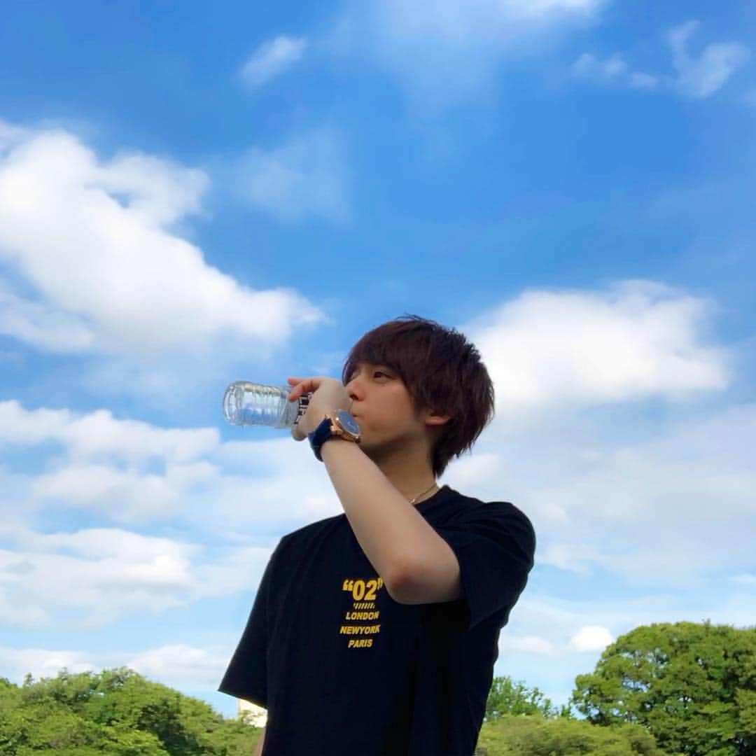 松村淳平のインスタグラム：「夏がきてますねー。 みんなは今年の夏、どっか行く予定ありますか？ . #夏服コーデ #夏コーデ #黒 #黒t #黒コーデ #ootd #mensfashion #bluesky」