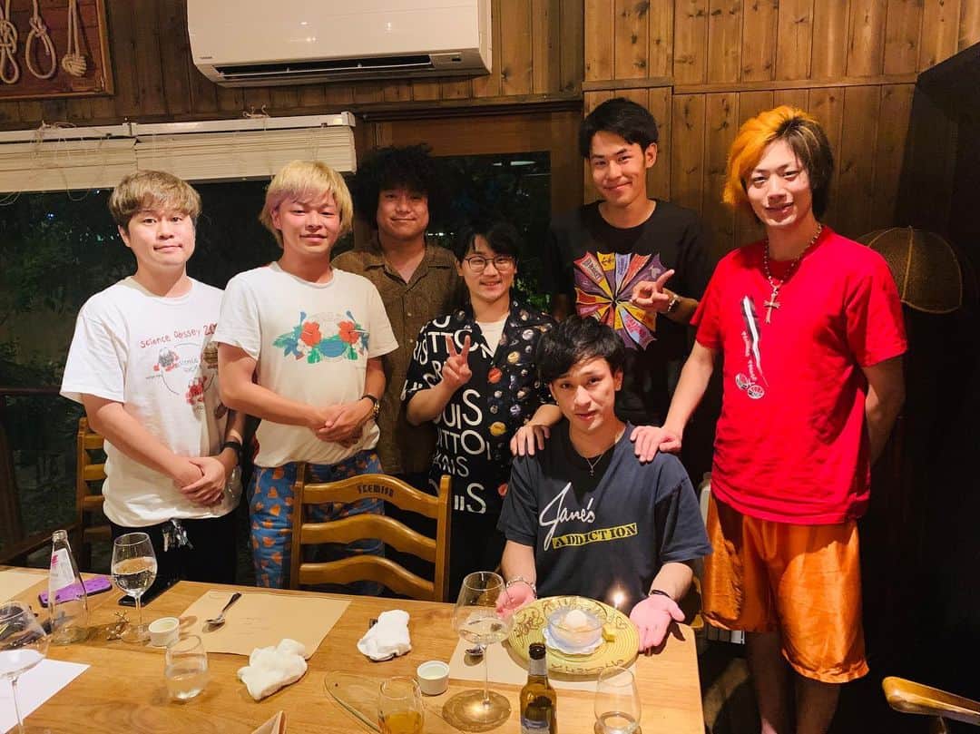 としみつのインスタグラム：「一周回ってこんな写真撮ることあるんだ。笑 この写真めちゃおもろい。  めっちゃ隣で「あ、内緒でプレートに"としみつくんhappy birthday"って書いてください」って言ってたけど嬉しです。  26歳もよろしくお願いします🤲」
