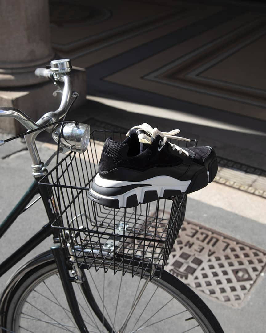 サルヴァトーレ・フェラガモさんのインスタグラム写真 - (サルヴァトーレ・フェラガモInstagram)「Along for the ride - the season’s must-have sneakers pictured on one of Milan’s much favoured city bikes」7月17日 22時30分 - ferragamo