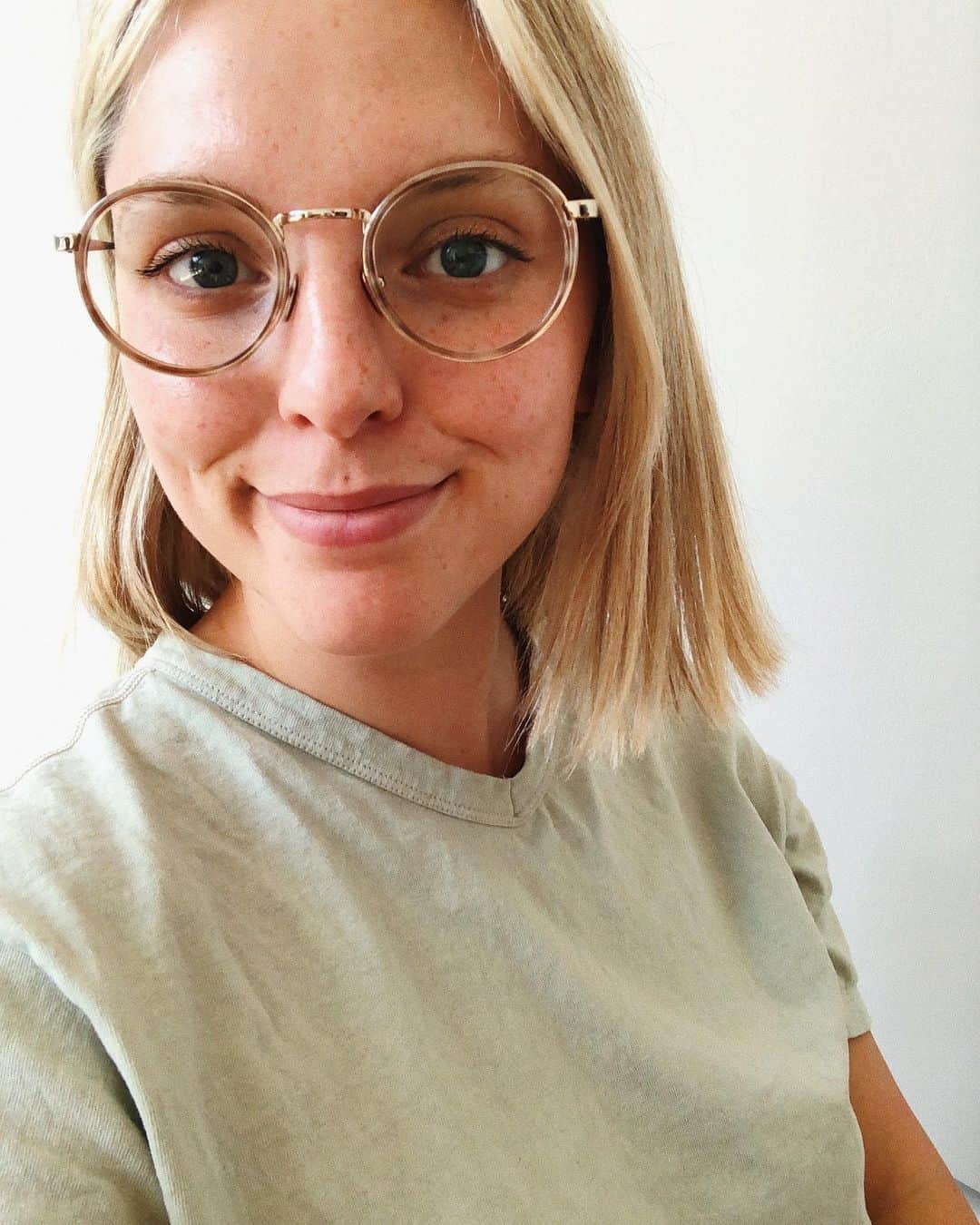 Estée Lalondeのインスタグラム：「📚🐛」