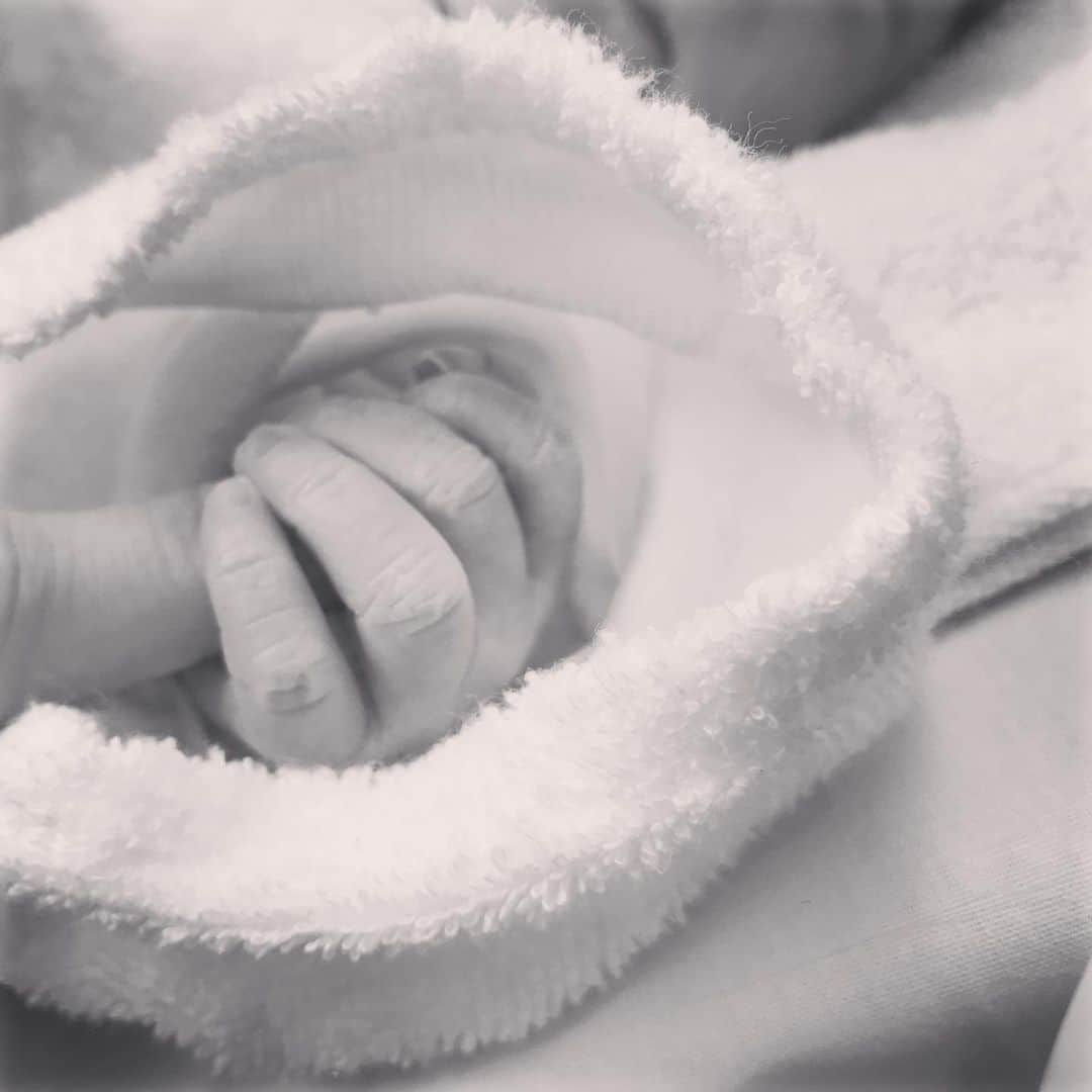 佐々麻梨江さんのインスタグラム写真 - (佐々麻梨江Instagram)「Welcome to the world our beautiful baby girl❤️ * * *  #newborn  #baby #babygirl」7月17日 22時33分 - maries129
