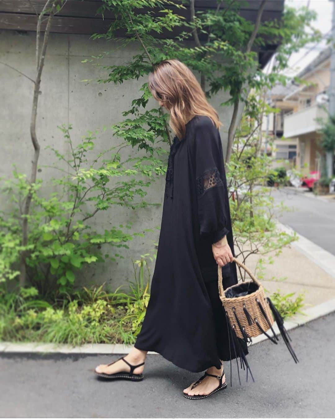 t.krmeさんのインスタグラム写真 - (t.krmeInstagram)「結構明るめの髪色…と自分でふと気づいた今日😆 今日の東京は久しぶりの日差しでしたね☀️ひと足先に夏休みの娘と映画へお出掛けしました！ そんな日はワンピース‪❤︎‬‪❤︎‬‪❤︎ ‬ * Dress: #maisoncouleur  Bag: #ludlow Shoes: #storynine #fashion #cordinate #casualstyle #puratokyo #celine #ママコーデ #ラドロー #メゾンクルール」7月17日 22時34分 - t.krme