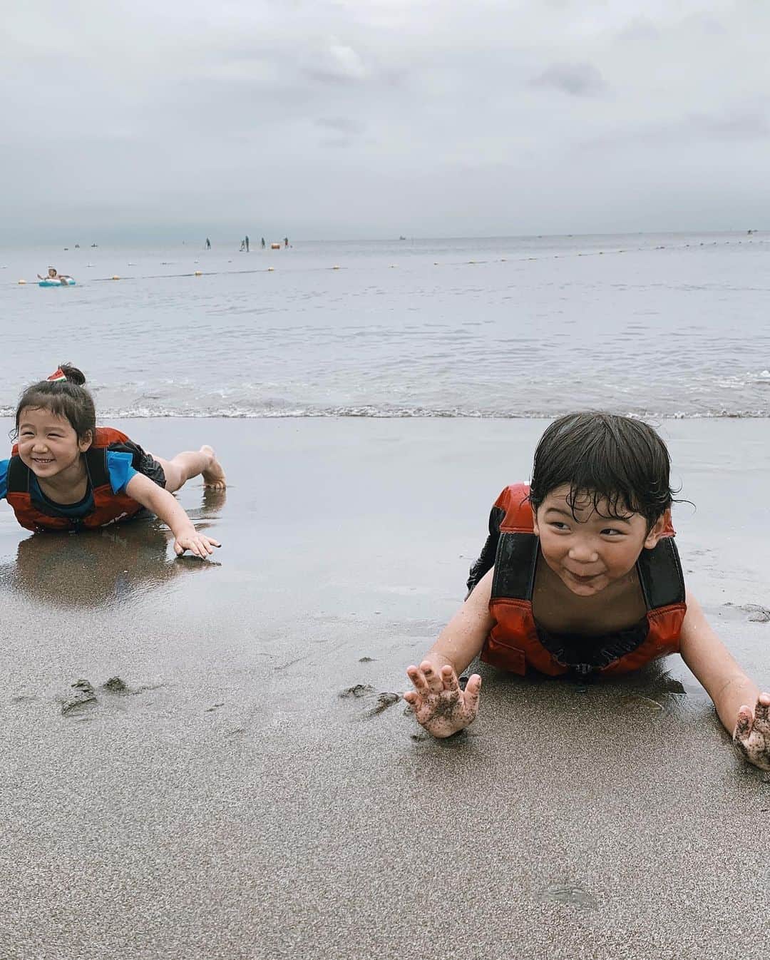 Icumi Oohamaさんのインスタグラム写真 - (Icumi OohamaInstagram)「Sea Day! . 今年は7月ももう終わりそうだって言うのに曇りや雨ばかりですね〜><. 海の日も曇りだったけどお友達親子と海の家に行っちゃいました❤︎. もし雨降っても楽しんじゃお〜なタイプです☺︎☺︎. "SAIL HUS"では子供用ライフジャケットの貸し出しもしています！ライフジャケット着用するだけで死亡率がかなり下がるので、必ず着用させてあそばせていますよ☺︎. なのでKATEはいつもこの赤いの着てる☺︎. . それにしてもKATE&RIN CHANコンビは本当面白い❤︎. . #sea #sailhus #friend #son #kateakiyama #happy #love」7月17日 22時39分 - icumi___