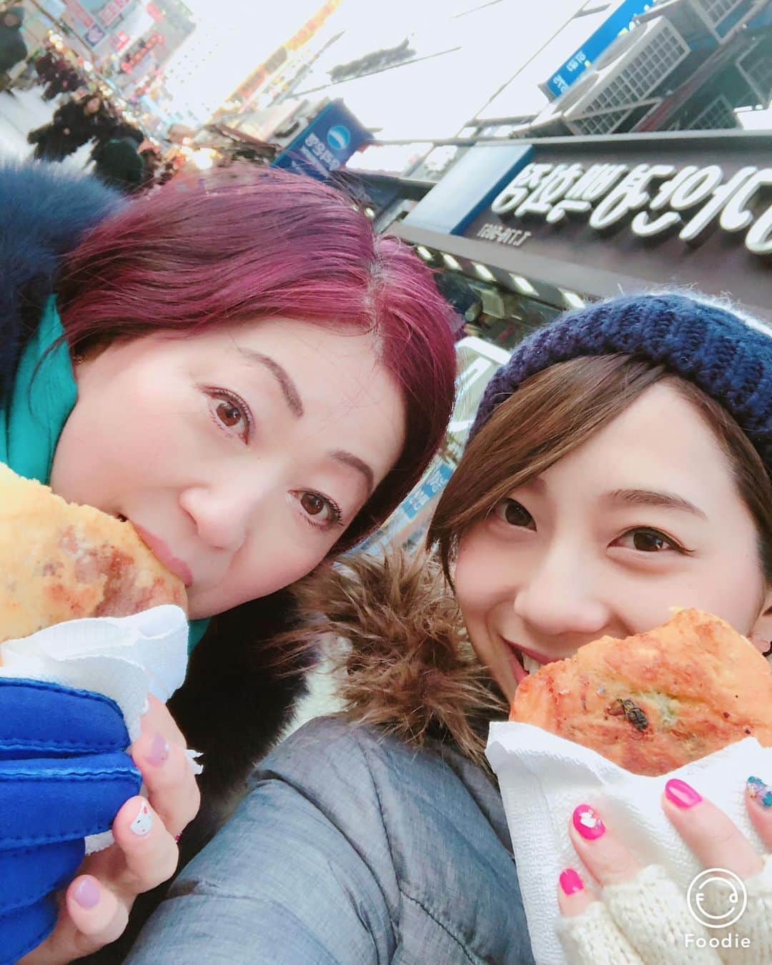 のインスタグラム：「Happy birthday my mom😘🎊 We had tense moment pretty long time. But now we are get along. I love to travel with my mom. We must be have good time in NY. I can’t wait it!! Love you🎂💞 #mom #daughter #family #happy #birthday #赤毛が叶美香さんみたいだよ #🤣」