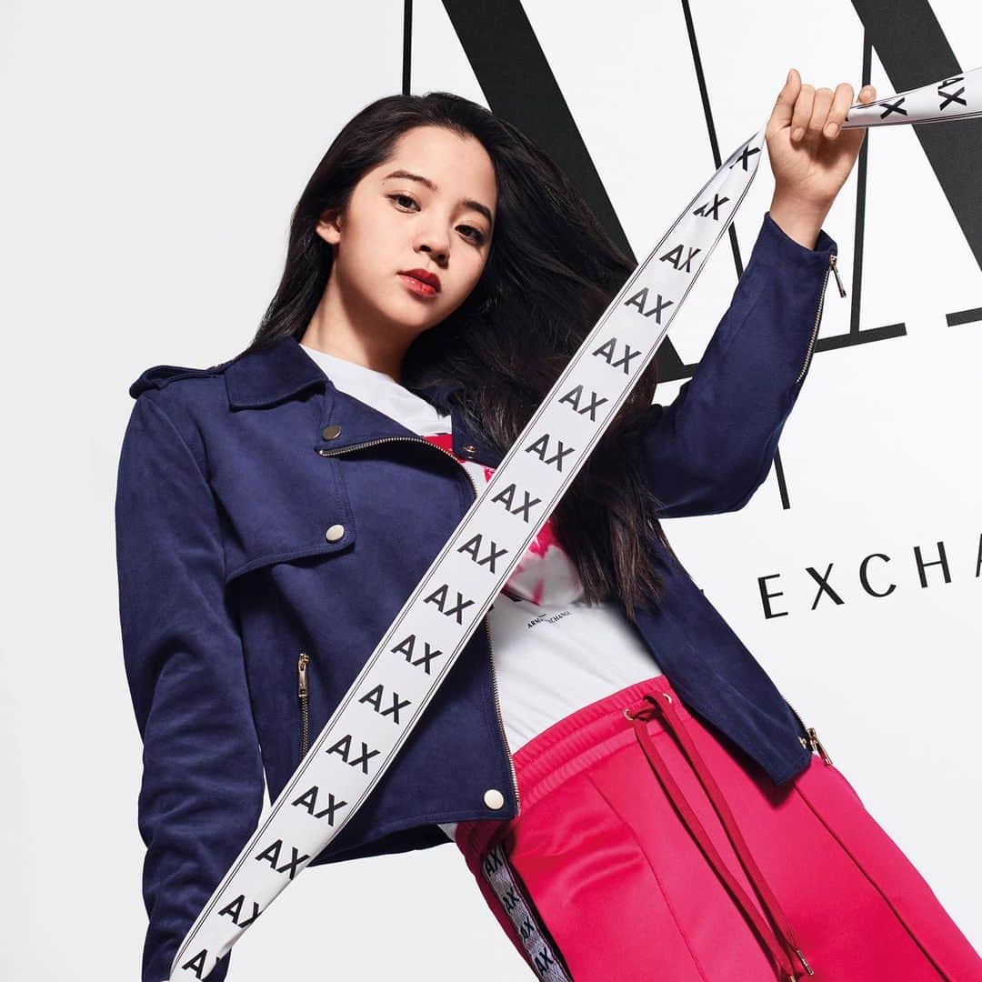 Vogue Taiwan Officialさんのインスタグラム写真 - (Vogue Taiwan OfficialInstagram)「#vogueceleb  Armani Exchange 2019-2020 秋冬系列廣告捕捉戲謔而叛逆的品牌精神，找來歐陽娜娜拍攝形象，娜娜身穿帥氣的Logo T坐在品牌Logo佈置成的中心， @armaniexchange 字樣延展至膠帶和箱盒之上。  #歐陽娜娜 #armaniexchange #fashioncampaign #nanaouyang #2019FW」7月17日 22時43分 - voguetaiwan