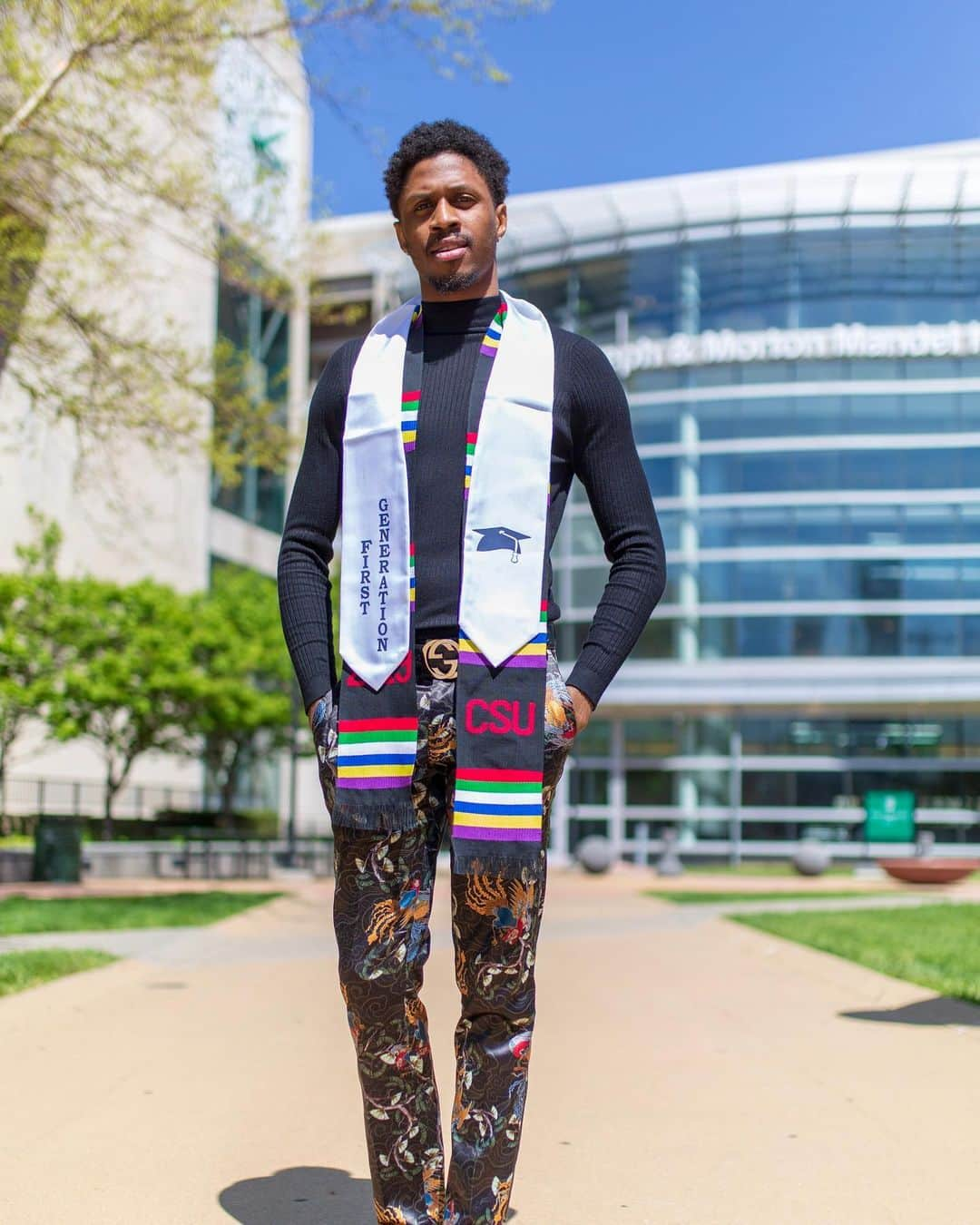 ミシェル・オバマさんのインスタグラム写真 - (ミシェル・オバマInstagram)「This is Darius Wesley, who I first met at a #BeatingTheOdds Summit back in 2014. Back then, he’d just graduated from North Lawndale College Prep in my hometown of Chicago. Growing up on the west side of the city, Darius lost friends and family members to violence and drugs. In high school, he was forced to uproot his life when his mother faced a series of health issues. At times, Darius told me, he just wanted to give up. But he didn’t. He couldn’t. It’s not who he is. Five years later, he’s channeled the lessons he learned while overcoming those obstacles into a marketing degree at Cleveland State University—becoming the first person in his family to graduate from college. I could not be prouder of this young man. Looking back, Darius said, "I appreciate those challenges-–they caused me to reach back and remember the support system that I have in the back of my pocket. All of the teachers and coaches that believe in me as a player, as a student, as a person. My mother, sisters, and brothers are all looking for me to just do better." Next Tuesday, Darius will once again join me in DC for our 5th anniversary #BeatingTheOdds Summit with @ReachHigher—one of the most inspiring days of the year. And in the meantime, I want to hear from all of you: Who's a young person in your life who is #BeatingTheOdds? Share their stories with me in the comments below. #ReachHigher」7月17日 22時43分 - michelleobama