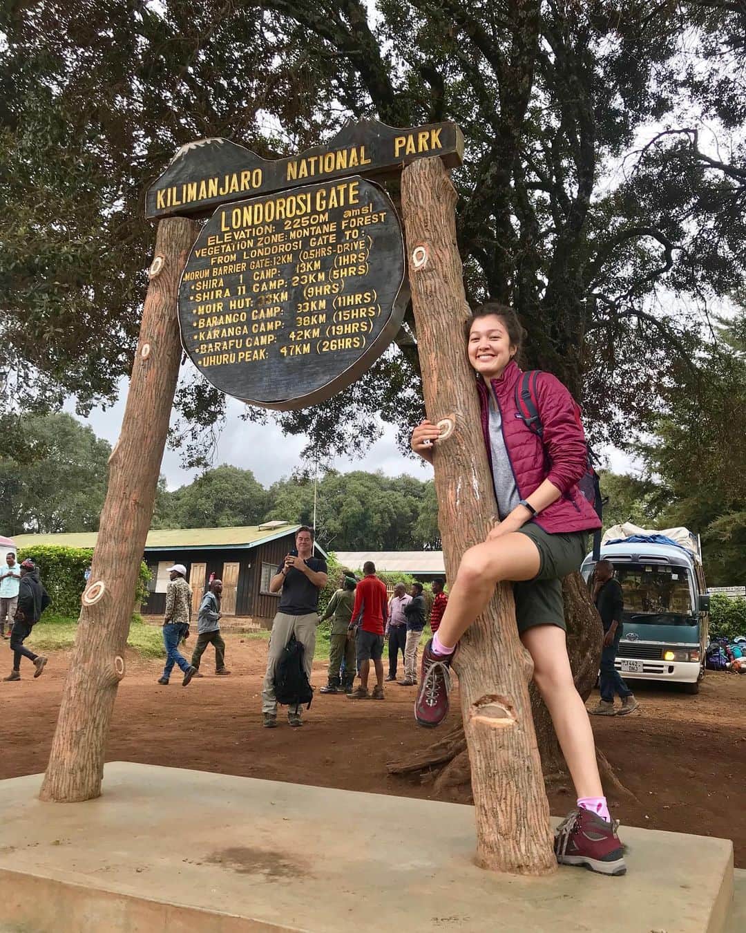 香華（KOuKA）のインスタグラム：「Hi everyone, it has been a long week. I didn’t quite make it to the roof of Africa due to altitude sickness and food poisoning. But I had a wonderful first 4 days (despite the nausea) and I’m so grateful that I had this experience! 🇹🇿❤️ #kilimanjaro #swipeforasurprise #koukatravels」