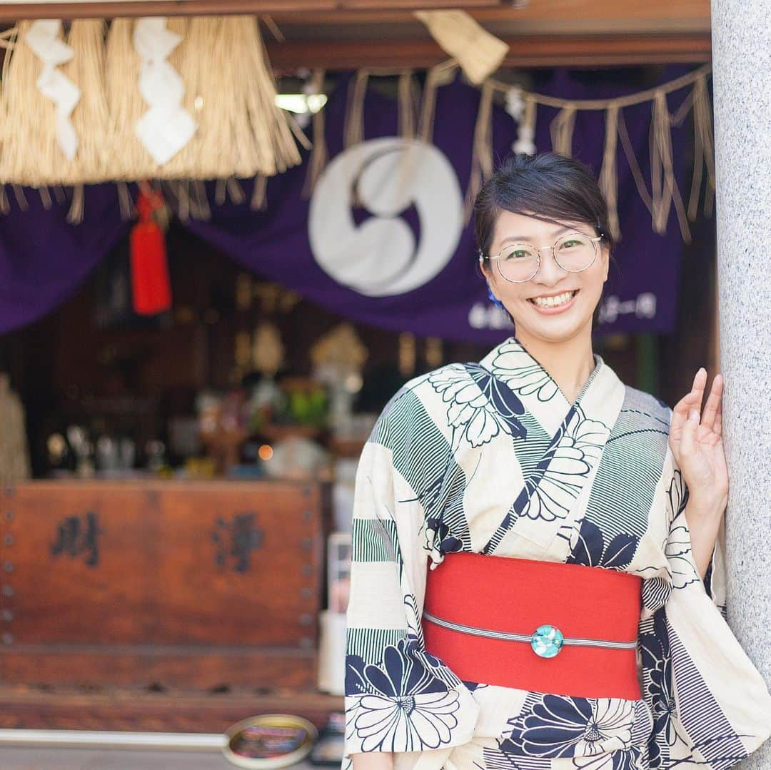 海津ゆうこさんのインスタグラム写真 - (海津ゆうこInstagram)「ラジオ終わってダッシュで着替え。 今年初の浴衣は10分かからずに着ることができました^_^ 帯は「カルタ結び」がラクなので、オススメですよ。 目の調子が悪くて、コンタクトができないんですが、丸メガネで浴衣もありかも。 今年もいっぱい浴衣を着よう！  #浴衣 #着付け #着物 #神社 #浴衣にメガネ #メガネ女子 #浴衣でお出掛け #夏の装い #浴衣ヘア #顔パンパン #フリーアナウンサー #参拝 #涼を感じる #着物コーディネート #浴衣帯アレンジ #お出掛け #instagood #instalike #instalife #instadaily #instapic #yukata #赤い帯 #ガラスの帯飾り #日本人は着物 #浴衣は暑い #summer #夏の楽しみ」7月17日 22時53分 - yuco310