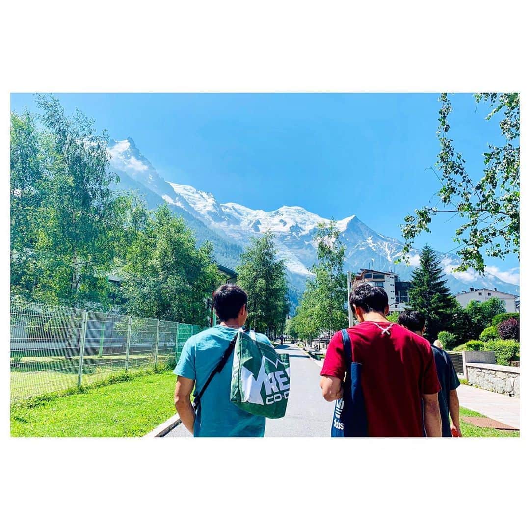 小林由佳のインスタグラム：「back home from first 1-2 LWC in Villars and Chamonix🇨🇭🇫🇷✈︎ ・ I wish All the best for everyone in Briancon I'll cheer from JAPAN🙂👊🏻 ・ ・ 帰国🇯🇵✈︎ カメラロールのなか、 ほぼ食べてるか景色の写真しかないね!✌︎ ・ #chamonix #macaron #montblanc ①綺麗なmont-blanc大きな背中がちょっと邪m ②前歯 ③史上最高クオリティの集合写真 ④牛🐄 ⑤フランスでお刺身🍣 チーム全員でご飯行くと食卓長すぎて奥の方は写真に気づいてくれません。 ⑥野生のリスが見事なストレートダッシュをきめてくれる🐿 ⑦ジェラートはダメだけどマカロンは1日5個までokというルールのチームマカロン ⑧急な下り坂はこーやって歩くと楽らしい。 横から見たときのインパクトがやばい🚶🏻‍♂️🚶‍♂️😂 ⑨毎年恒例の花火🎆 何度も訪れるクライマックス詐欺に盛り上がる ⑩アイちゃんのアイスの色アイはいつも配色ミス🍦同じ味2つ選んだのかと目を疑う。」