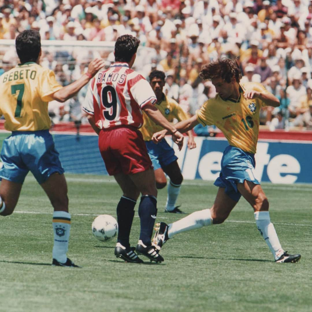 サッカー ブラジル代表チームさんのインスタグラム写真 - (サッカー ブラジル代表チームInstagram)「Dia de relembrar o TETRA! Há 25 anos, a #SeleçãoBrasileira conquistava a quarta estrela nos EUA. Momentos de muita emoção e felicidade! #JogaBola ⠀ Fotos: FIFA e Wilson de Carvalho」7月17日 22時49分 - cbf_futebol