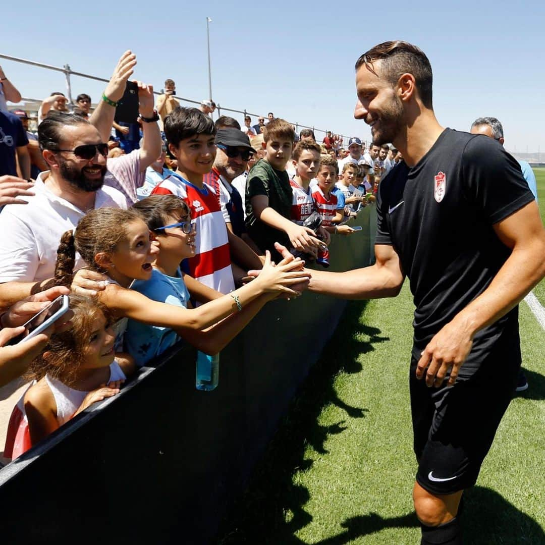 グラナダCFさんのインスタグラム写真 - (グラナダCFInstagram)「🎙️ @r9soldado: "Será un año bonito e ilusionante" 🔴⚪️ #Granada #Laliga #ligasantander #liga #futbol #soccer #football #granadacf #SobranLasPalabras #EternaLucha #primeradivision」7月17日 22時49分 - granadacf