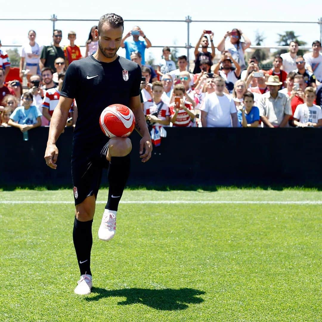 グラナダCFさんのインスタグラム写真 - (グラナダCFInstagram)「🎙️ @r9soldado: "Será un año bonito e ilusionante" 🔴⚪️ #Granada #Laliga #ligasantander #liga #futbol #soccer #football #granadacf #SobranLasPalabras #EternaLucha #primeradivision」7月17日 22時49分 - granadacf