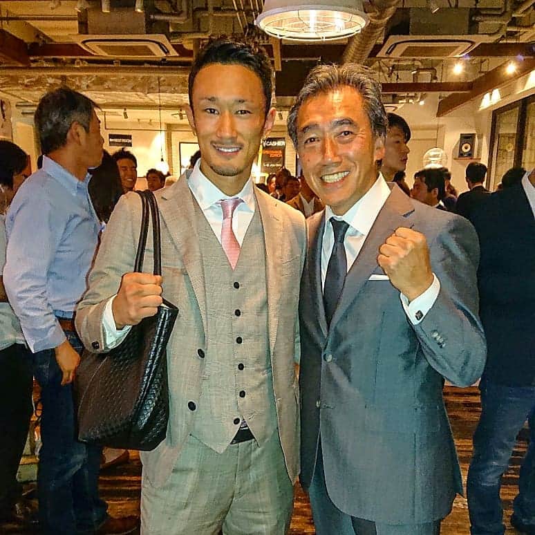 梅野源治のインスタグラム：「今年で三度目の澤田さんお誕生日会へ。  LAWSON・コカ・コーラ・森ビル・ABCクッキングの社長たち………日本のトップ経営者たちが集まった。 そして、BENIさんやTEEさんの生歌  さらに、トップアスリートや各業種で活躍している方たち。とても豪華な誕生日会に参加させていただき、ふれ合う機会をいただき、超絶感謝  #コンビニといえば #Familymart でしょう♪」