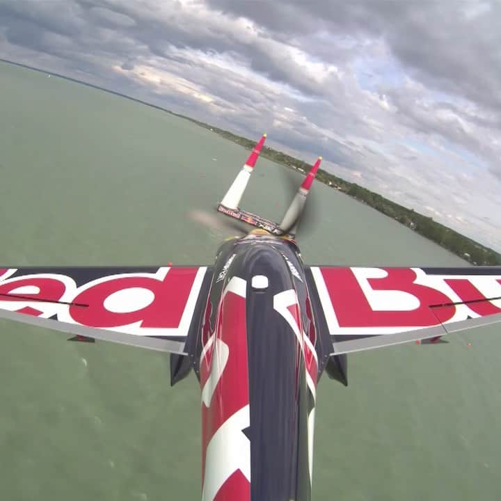 のインスタグラム：「Don't forget to breathe 😬 . . . ✈️ : @martinsonka  @redbullairrace #redbull #givesyouwings #redbullairrace #budapest #fly」
