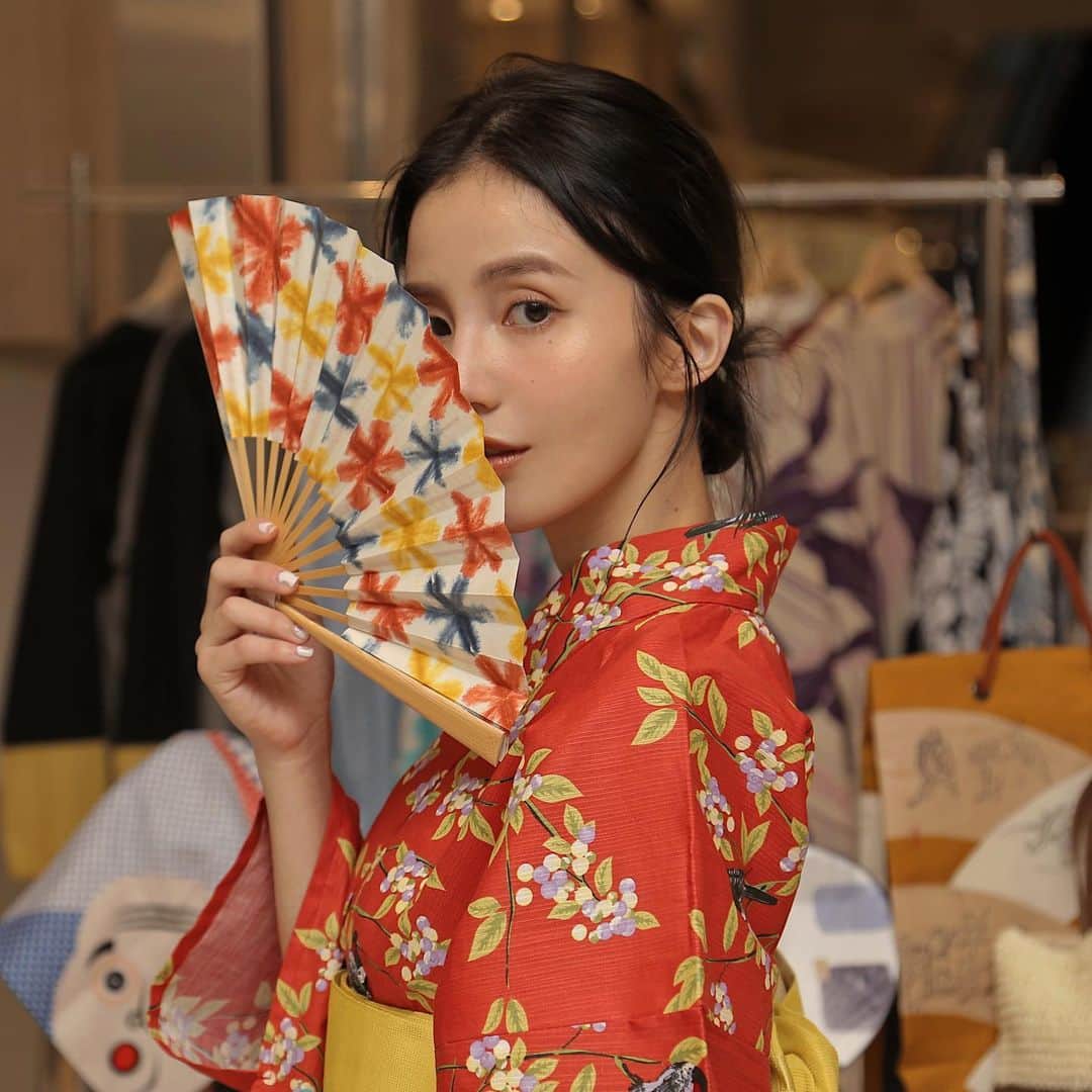 チャン・チュンニンのインスタグラム：「換我來體驗一下穿上浴衣的感覺  啊～～～かわいい ！♥︎ - 特地挑了一個紅色為底色浴衣 相當襯膚色 這次浴衣是日本知名和服品牌YAMTO 在微風南山的POP UP STORE 可以體驗浴衣之外 想買回家也可以喔！偷偷看了一下發現價位都很親民  這週五還有精彩的夏日祭典活動  聽說就像是以前看小紅豆會看到的那種  穿著浴衣撈金魚⋯等等的那種  想到就覺得一定很好玩  還有祭典必備的打鼓表演  一定很精彩 - #kimonoyamato  #kimonodreammakers  #kimonobynadeshiko @yamato_kimonodreammakers」