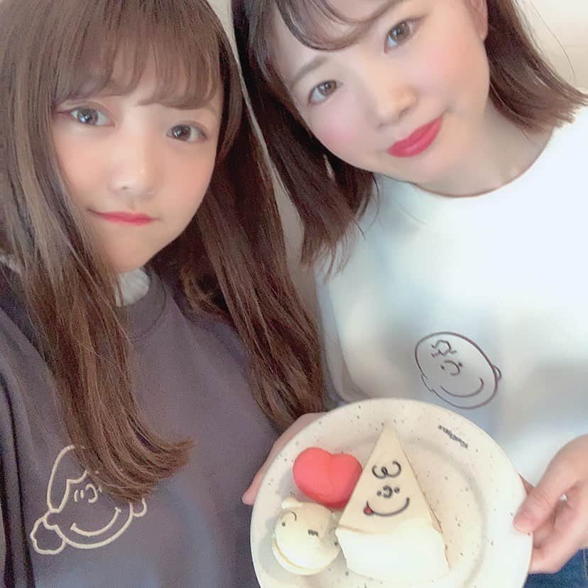 のインスタグラム：「おそろコーデ🇰🇷 ケーキともおそろい🍰笑 ㅤ 韓国カフェ可愛い韓国で買ったTシャツ可愛い可愛いの渋滞😑 ㅤ @atmosphere.cafe 可愛いマカロンたくさんだった🍭 ㅤ 久々の旅行楽しい✈️ ㅤ ロング見慣れてきた？（笑） ㅤ #韓国カフェ #韓国旅行 #カフェ #カフェ巡り #韓国ファッション #双子コーデ #ペアルック #シミラールック #おそろコーデ #リンクコーデ #おしゃれカフェ #ホンデカフェ」