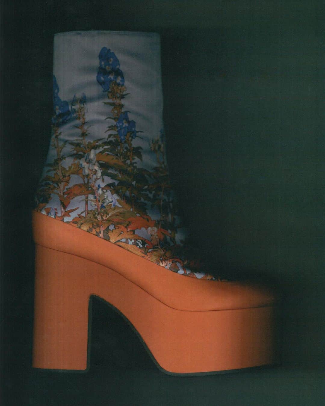 ドリス・ヴァン・ノッテンさんのインスタグラム写真 - (ドリス・ヴァン・ノッテンInstagram)「Printed platform boots from the AW 2019-20 women’s collection  #driesvannoten #aw19 #womenswear #shoes #boots #platform #prints #garden」7月17日 22時56分 - driesvannoten