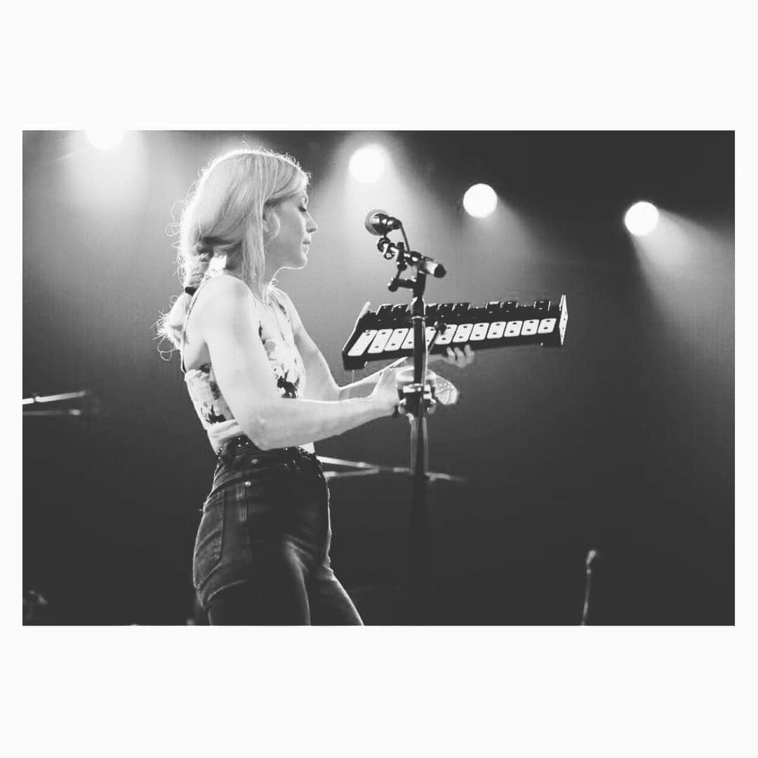 エミリー・キニーさんのインスタグラム写真 - (エミリー・キニーInstagram)「Getting the glockenspiel all warmed for the show tomorrow. See you soon, Colorado. 😎😝🎶💫💗 (📸 @zack_knudsen )」7月17日 22時58分 - emmykinney