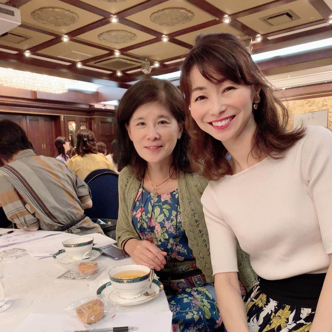 のインスタグラム：「紅茶の勉強会。 紅茶の岡本先生が尊敬する 芦屋ムジカティーオーナー堀江さんは 長年美味しい紅茶を発信して来た方。 「茶葉で丁寧に入れたお茶は 渋み(タンニン)がしっかりしている。 これがいい茶葉の証拠。」 急須で淹れる、渋みを楽しむ もう一度基本に戻りました。 #紅茶#紅茶好き#紅茶セミナー」