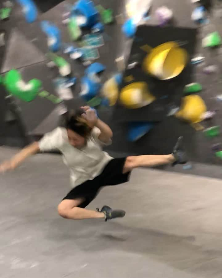 坂井絢音のインスタグラム：「@bouldering_gym_share  出来た〜〜〜〜！！！！ 嬉しい！ . . 最後着地出来たと思ったら出来てなくて飛んでった😉 . 130°/1Q . . #boulderinggymshare #snap #MADROCK #あやねTシャツ」