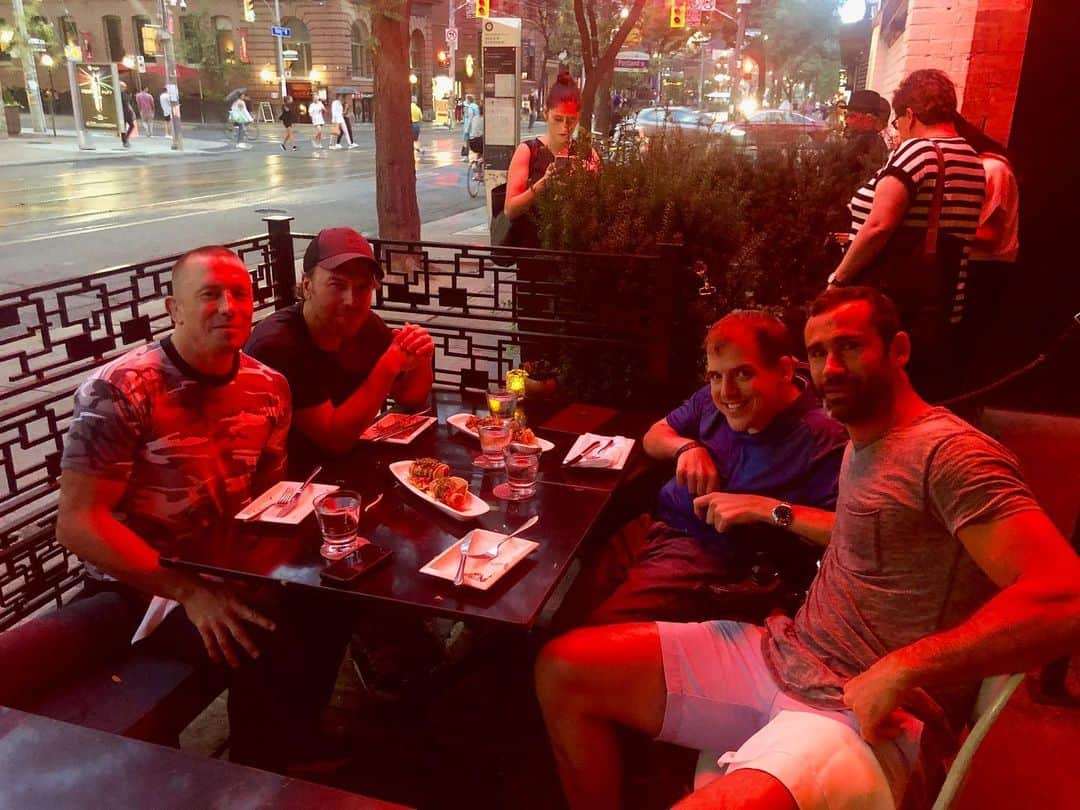 ジョルジュ・サンピエールさんのインスタグラム写真 - (ジョルジュ・サンピエールInstagram)「At dinner yesterday night with my friends Rod, @thespencermiller and @82spaniard in Toronto, relaxing before a big day of work!」7月17日 23時06分 - georgesstpierre