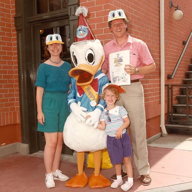 ヒラリー・クリントンさんのインスタグラム写真 - (ヒラリー・クリントンInstagram)「Happy 64th birthday to Disneyland from some of its most feathered-up fans.」7月17日 23時08分 - hillaryclinton