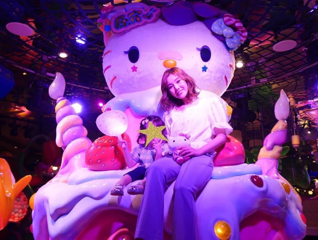 ほしのこさんのインスタグラム写真 - (ほしのこInstagram)「@kawaiimonstercafe  がハローキティちゃんと 期間限定でコラボ💓💓 * 一度行ってみたかったモンスターカフェがキティちゃんとコラボだなんて 絶対おちびちゃん喜ぶと思い 少し前に行ってきました😍 * おちびちゃんが終始大興奮💗💗 * #モンスターカフェ#原宿#キティコラボ#ハローキティ#2歳11ヶ月」7月17日 23時19分 - hoshinoko728