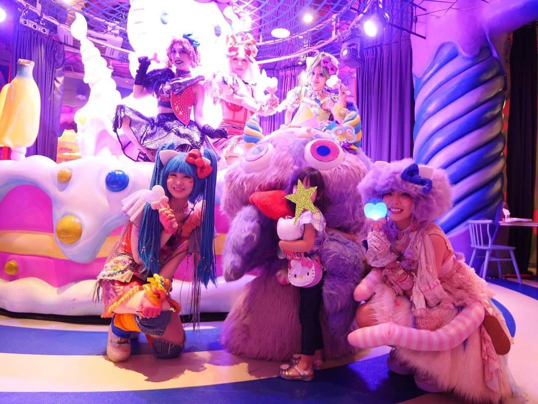 ほしのこさんのインスタグラム写真 - (ほしのこInstagram)「@kawaiimonstercafe  がハローキティちゃんと 期間限定でコラボ💓💓 * 一度行ってみたかったモンスターカフェがキティちゃんとコラボだなんて 絶対おちびちゃん喜ぶと思い 少し前に行ってきました😍 * おちびちゃんが終始大興奮💗💗 * #モンスターカフェ#原宿#キティコラボ#ハローキティ#2歳11ヶ月」7月17日 23時19分 - hoshinoko728
