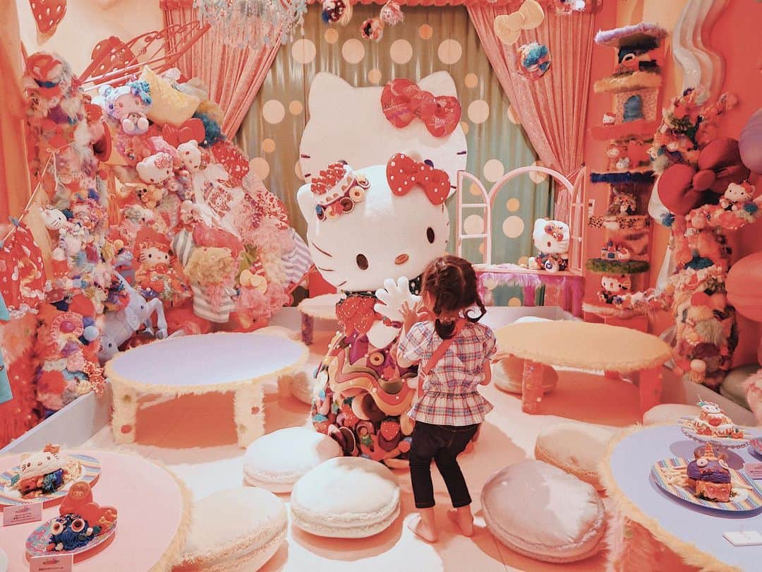 ほしのこさんのインスタグラム写真 - (ほしのこInstagram)「@kawaiimonstercafe  がハローキティちゃんと 期間限定でコラボ💓💓 * 一度行ってみたかったモンスターカフェがキティちゃんとコラボだなんて 絶対おちびちゃん喜ぶと思い 少し前に行ってきました😍 * おちびちゃんが終始大興奮💗💗 * #モンスターカフェ#原宿#キティコラボ#ハローキティ#2歳11ヶ月」7月17日 23時19分 - hoshinoko728